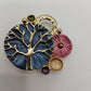 Spilla Calamitata Decorativa senza Ago Provvista di una Potente Calamita - Modello Albero della Vita Colore Blu e Jeans e un Brillantino.