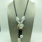 Collana Donna Lunga con Pendente Dorato e Perle Bianche