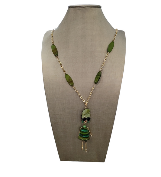 Collana Donna Lunga con Catena Dorata e Pendente Bambolina in Resina nel Colore Verde