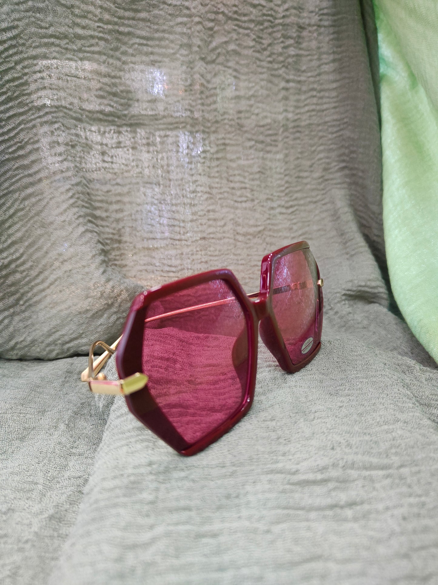 Occhiale da Sole Donna con Montatura Esagonale Color Bordeaux e Stecche Dorate